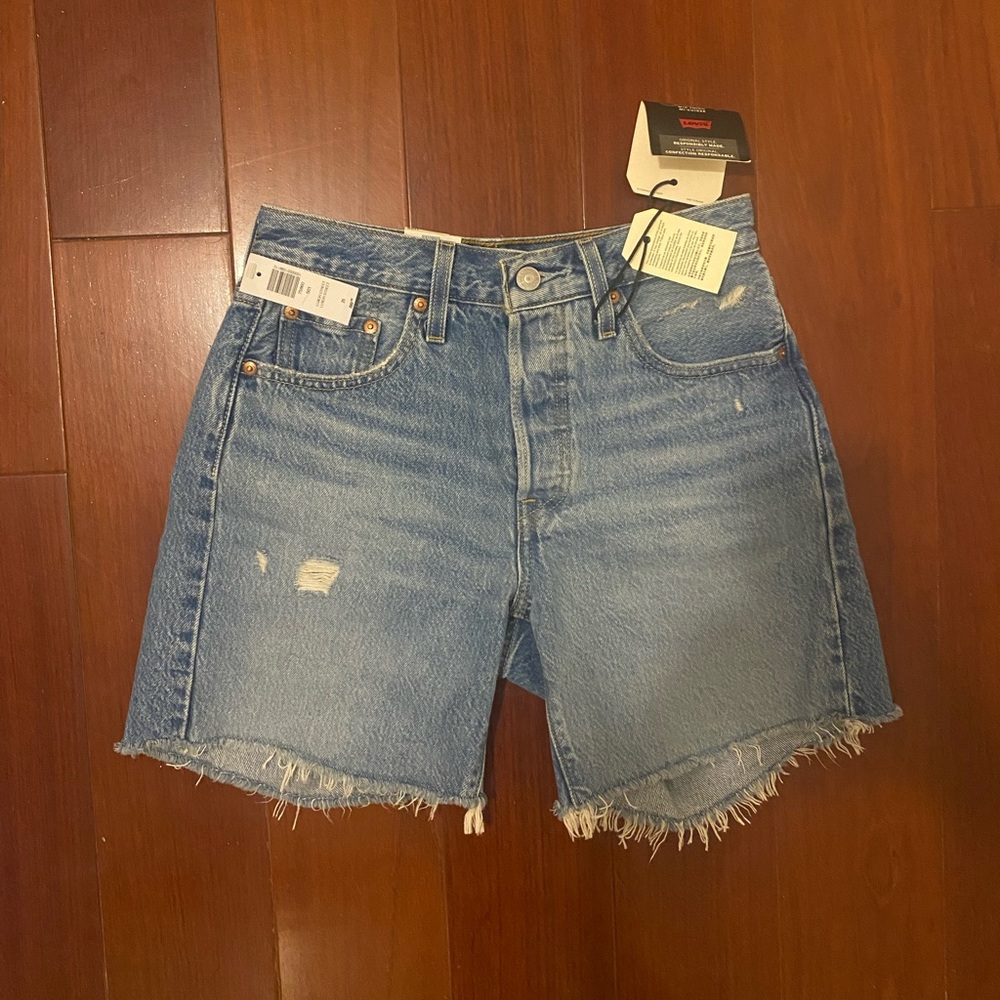 BRAND NEW Levi’s mid thigh shorts, never worn from Aritzia. Size 25!!!!